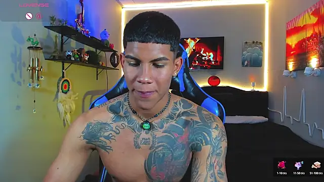 Snapshot of Damian_latinxxx chatting on June 2026 03:25:01 AM Damian latinxxx online show from June 2026 03:25:01 AM