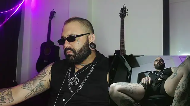 Snapshot of darkclothes chatting on December 2024 08:24:01 AM darkclothes online show from December 2024 08:24:01 AM