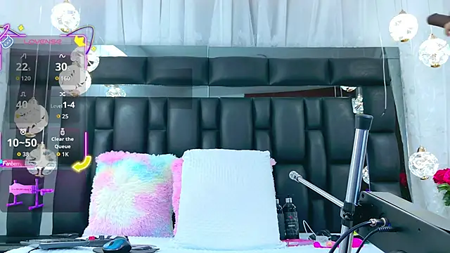 AuraRoss online show from October 2025 07:04:02 PM