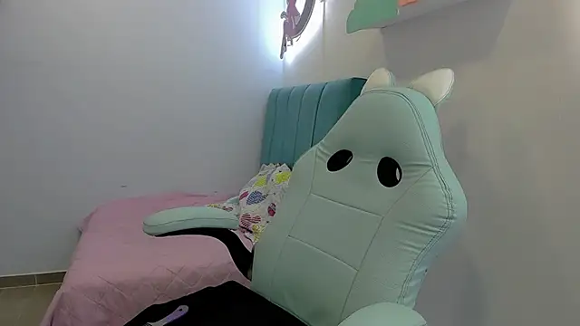 Snapshot of Evelin_shy chatting on November 2025 12:09:01 AM Evelin shy online show from November 2025 12:09:01 AM