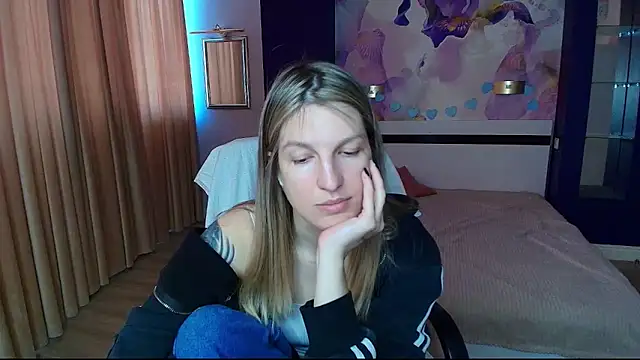Snapshot of EmilyWalkeri chatting on May 2026 06:19:02 AM EmilyWalkeri online show from May 2026 06:19:02 AM