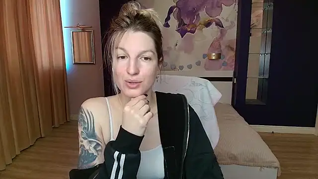 Snapshot of EmilyWalkeri chatting on May 2026 07:17:02 AM EmilyWalkeri online show from May 2026 07:17:02 AM