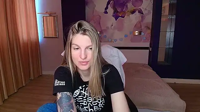 Snapshot of EmilyWalkeri chatting on May 2026 07:03:01 AM EmilyWalkeri online show from May 2026 07:03:01 AM