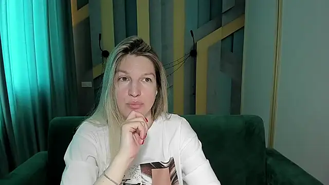 Snapshot of EmilyWalkeri chatting on June 2026 06:52:02 AM EmilyWalkeri online show from June 2026 06:52:02 AM