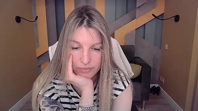 Snapshot of EmilyWalkeri chatting on June 2026 07:43:02 AM EmilyWalkeri online show from June 2026 07:43:02 AM