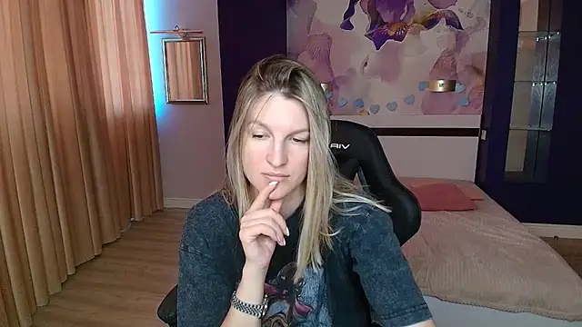 Snapshot of EmilyWalkeri chatting on July 2026 08:27:02 AM EmilyWalkeri online show from July 2026 08:27:02 AM