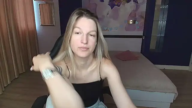 Snapshot of EmilyWalkeri chatting on July 2026 06:49:01 AM EmilyWalkeri online show from July 2026 06:49:01 AM