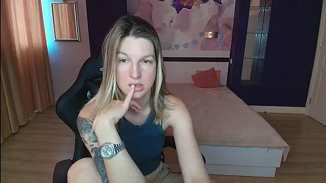 Snapshot of EmilyWalkeri chatting on July 2026 07:22:02 AM EmilyWalkeri online show from July 2026 07:22:02 AM