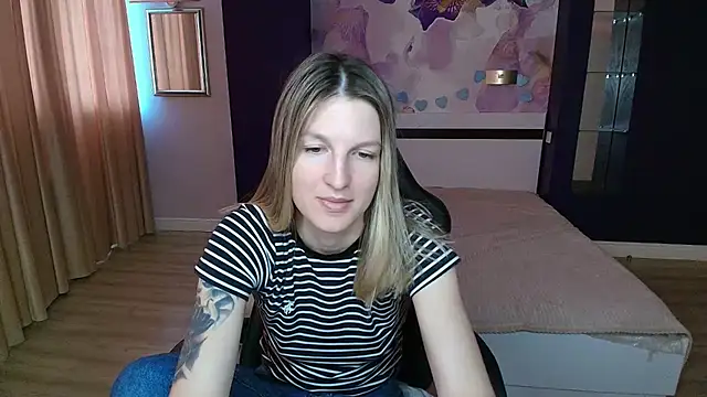 Snapshot of EmilyWalkeri chatting on July 2026 07:15:02 AM EmilyWalkeri online show from July 2026 07:15:02 AM