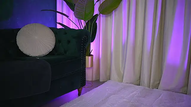 FoxieJullia online show from November 2025 04:45:02 AM