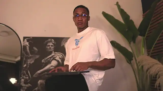 Logan Varela online show from February 2025 06:32:02 PM