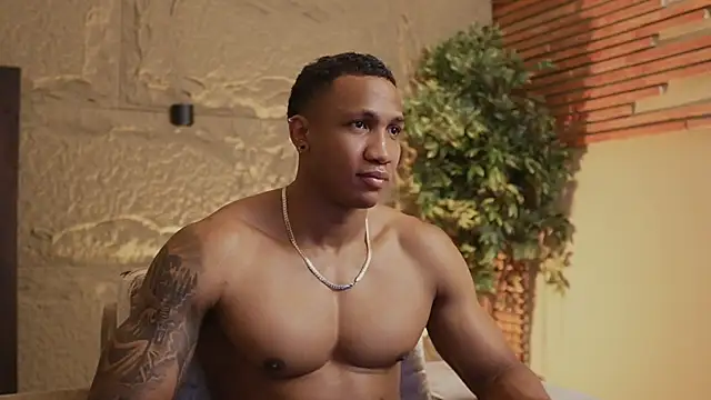 Logan Varela online show from November 2025 12:49:01 PM