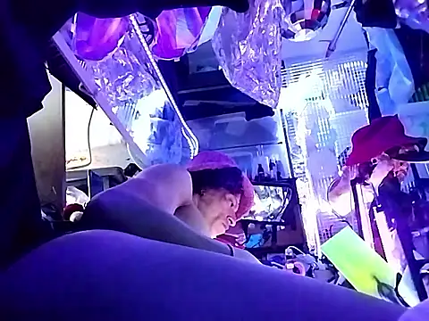 gurlnips online show from April 2026 07:08:01 PM