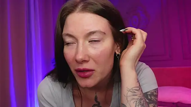 Liv Fay online show from November 2025 01:55:02 PM