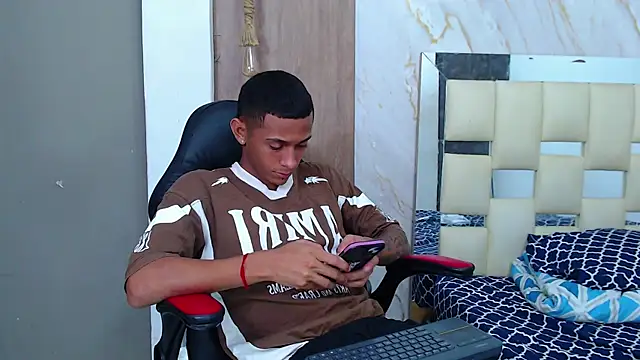 Snapshot of dominic_smith_ chatting on June 2026 11:26:01 PM dominic smith online show from June 2026 11:26:01 PM