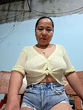 Snapshot of Queen_18200 chatting on May 2026 12:28:02 AM Queen 18200 online show from May 2026 12:28:02 AM