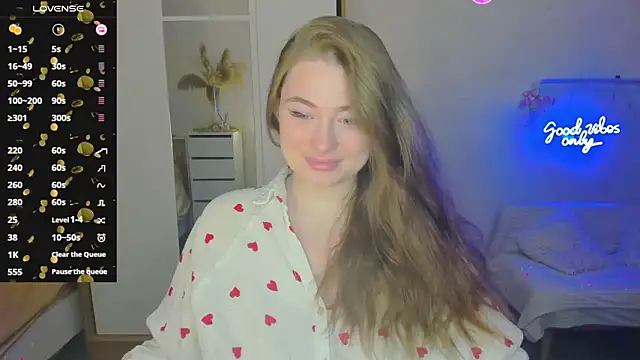 Snapshot of Demure_Smile chatting on January 2025 04:13:01 AM Demure Smile online show from January 2025 04:13:01 AM