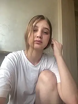 Snapshot of MollyDolle chatting on June 2026 10:28:02 AM MollyDolle online show from June 2026 10:28:02 AM