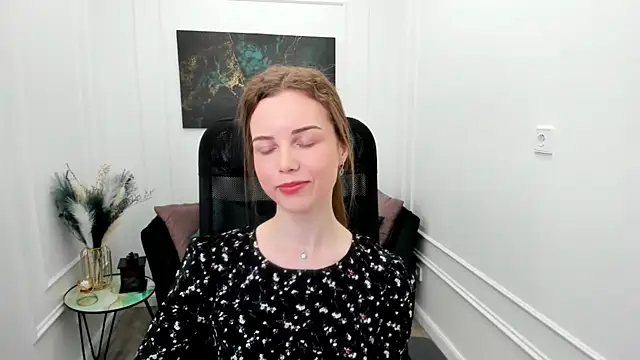Snapshot of MileyWings chatting on June 2026 11:33:01 AM MileyWings online show from June 2026 11:33:01 AM
