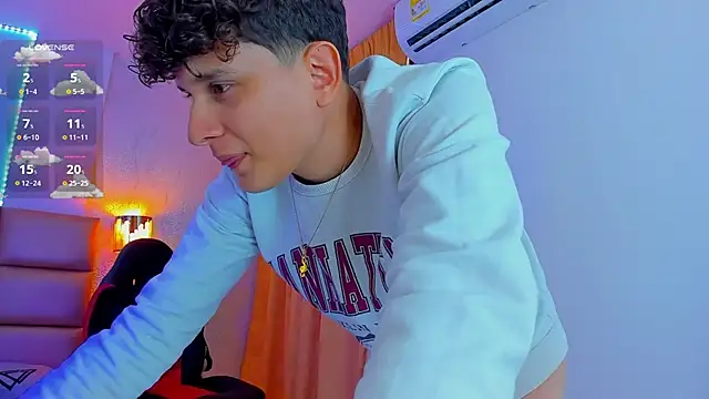 Snapshot of Nathan_Bluee chatting on February 2025 04:15:01 PM Nathan Bluee online show from February 2025 04:15:01 PM