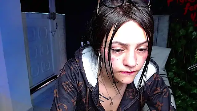 Snapshot of Violettasquirt chatting on April 2026 05:30:01 PM Violettasquirt online show from April 2026 05:30:01 PM