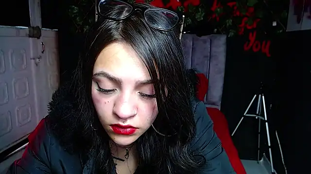 Snapshot of Violettasquirt chatting on May 2026 05:18:02 PM Violettasquirt online show from May 2026 05:18:02 PM