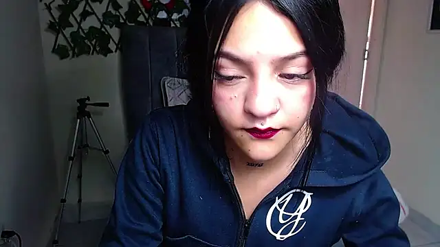 Snapshot of Violettasquirt chatting on June 2026 01:43:01 PM Violettasquirt online show from June 2026 01:43:01 PM