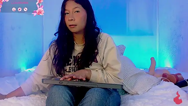 Snapshot of zoewilliams2 chatting on February 2026 01:21:01 AM zoewilliams2 online show from February 2026 01:21:01 AM