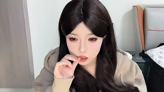 Snapshot of Q-ing chatting on February 2025 05:33:01 AM Q-ing online show from February 2025 05:33:01 AM