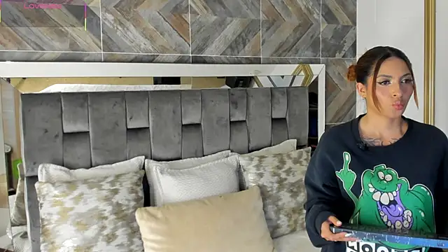 Snapshot of TaniaSmith1 chatting on November 2025 11:04:02 PM TaniaSmith1 online show from November 2025 11:04:02 PM