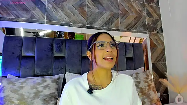 Snapshot of TaniaSmith1 chatting on November 2025 04:44:01 PM TaniaSmith1 online show from November 2025 04:44:01 PM