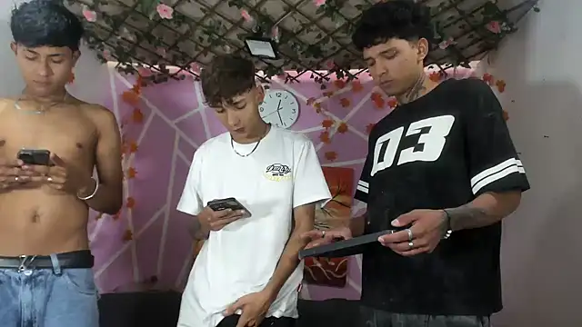 Snapshot of Fresahot2005 chatting on November 2025 03:02:01 PM Fresahot2005 online show from November 2025 03:02:01 PM