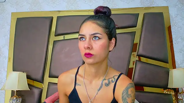 NicoleEsposito online show from November 2025 01:25:02 PM