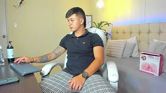 Cristopher strong online show from February 2025 02:31:01 AM