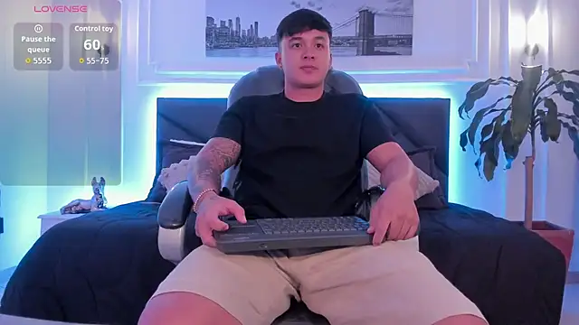 Cristopher strong online show from November 2025 10:02:02 AM