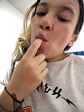 Snapshot of ELEKTRA_LUXURY chatting on February 2025 01:24:01 AM ELEKTRA LUXURY online show from February 2025 01:24:01 AM