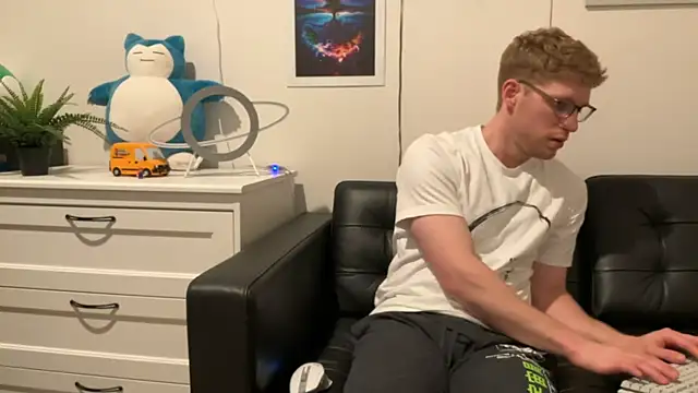 BlueEyedTallGuy94 online show from December 2024 04:40:01 AM