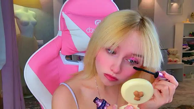 b4by LoL1 online show from February 2026 01:26:02 PM