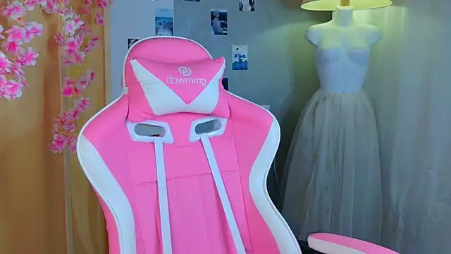 b4by LoL1 online show from April 2026 06:05:02 PM