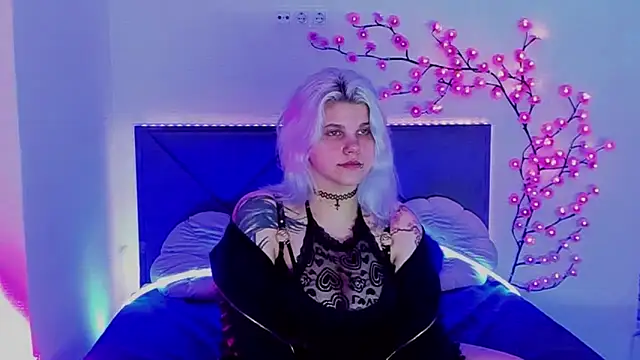 Snapshot of JoannLowe chatting on May 2026 07:31:02 PM JoannLowe online show from May 2026 07:31:02 PM