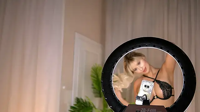 Snapshot of AdelineKing chatting on September 2025 01:38:01 AM AdelineKing online show from September 2025 01:38:01 AM