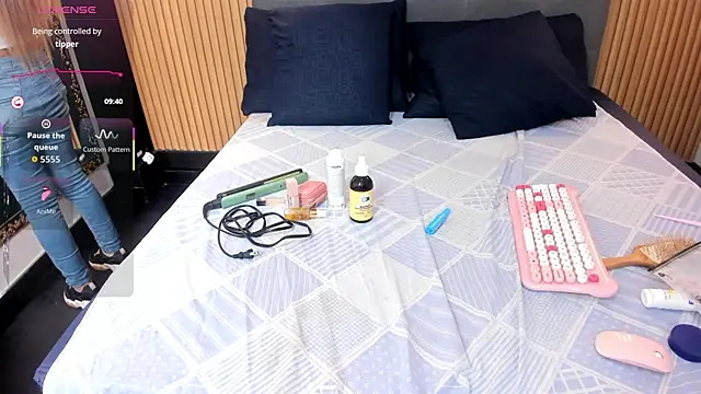 EvaaLovia1 online show from December 2025 02:02:02 PM