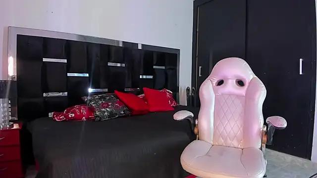 Tasha Sant online show from November 2025 08:30:01 PM