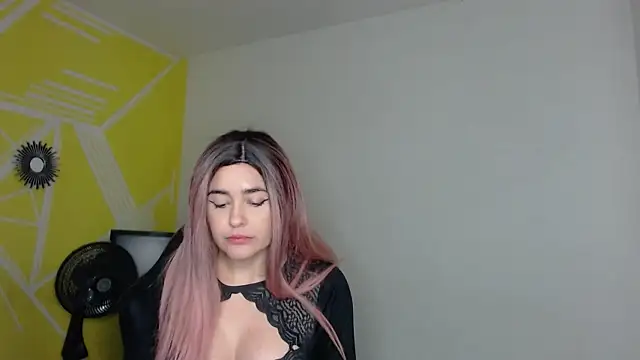 Nikolle Rouss online show from September 2025 07:30:02 PM