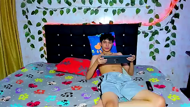 Alexander and Xiao online show from December 2024 02:01:02 AM