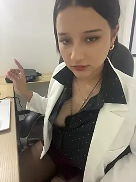 littlemelodi18 online show from December 2025 08:49:02 PM