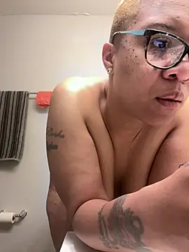 Snapshot of SexyHoneyRedd chatting on March 2026 10:21:02 AM SexyHoneyRedd online show from March 2026 10:21:02 AM