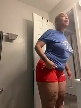 Snapshot of SexyHoneyRedd chatting on June 2026 09:43:01 AM SexyHoneyRedd online show from June 2026 09:43:01 AM