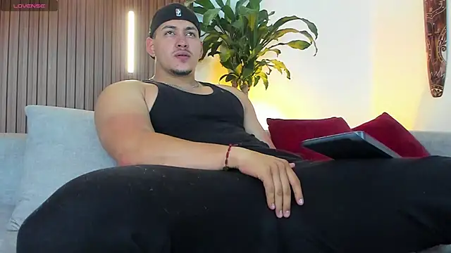 lucasanto  online show from December 2025 01:55:01 AM