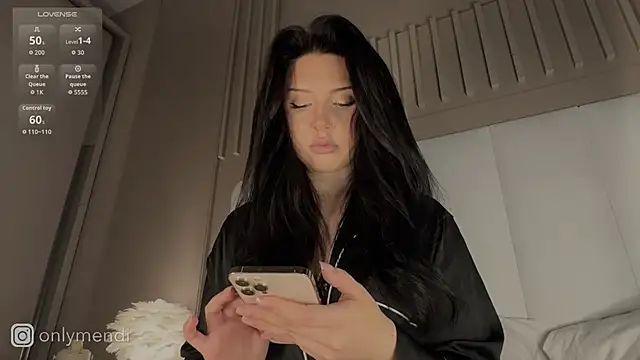 Snapshot of MENNDI chatting on October 2025 08:33:02 AM MENNDI online show from October 2025 08:33:02 AM